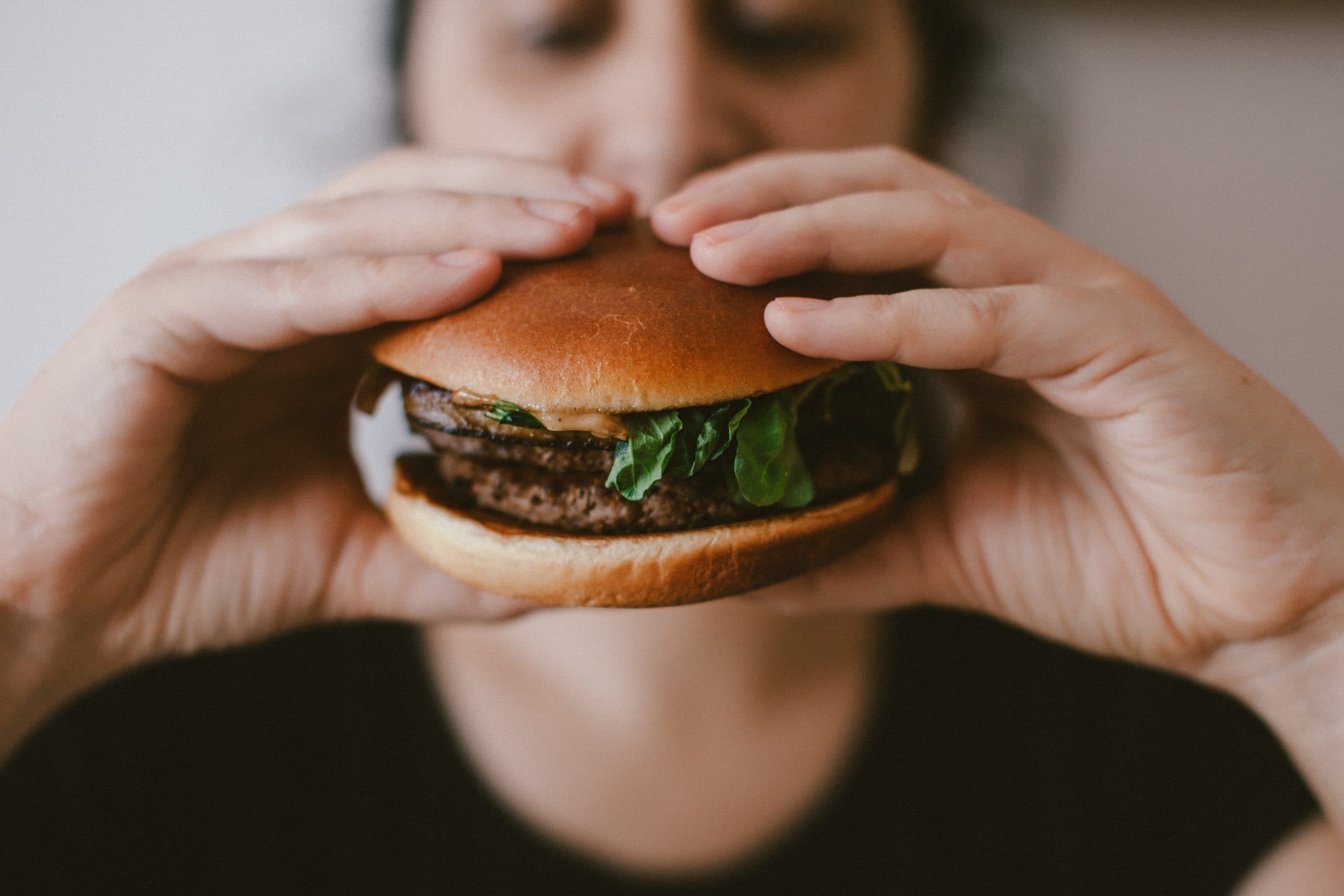 Compulsão alimentar: 8 dicas para mudar o hábito de comer demais