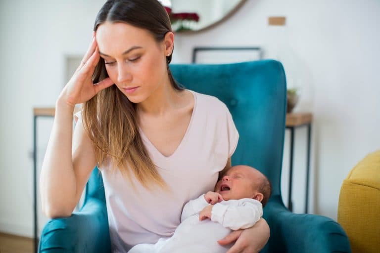 O que é depressão pós-parto e por que ela afeta tantas mães?